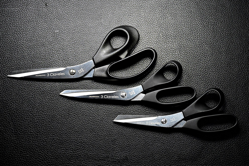 3 Claveles Electrician Scissors - 5.5" Professional 1000V Insulated Cutting Tool